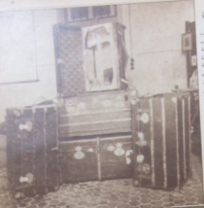 Luggage with double bottom used to smuggle drugs. Source: Al-Taif newspaper Al-Tzvar, 1930